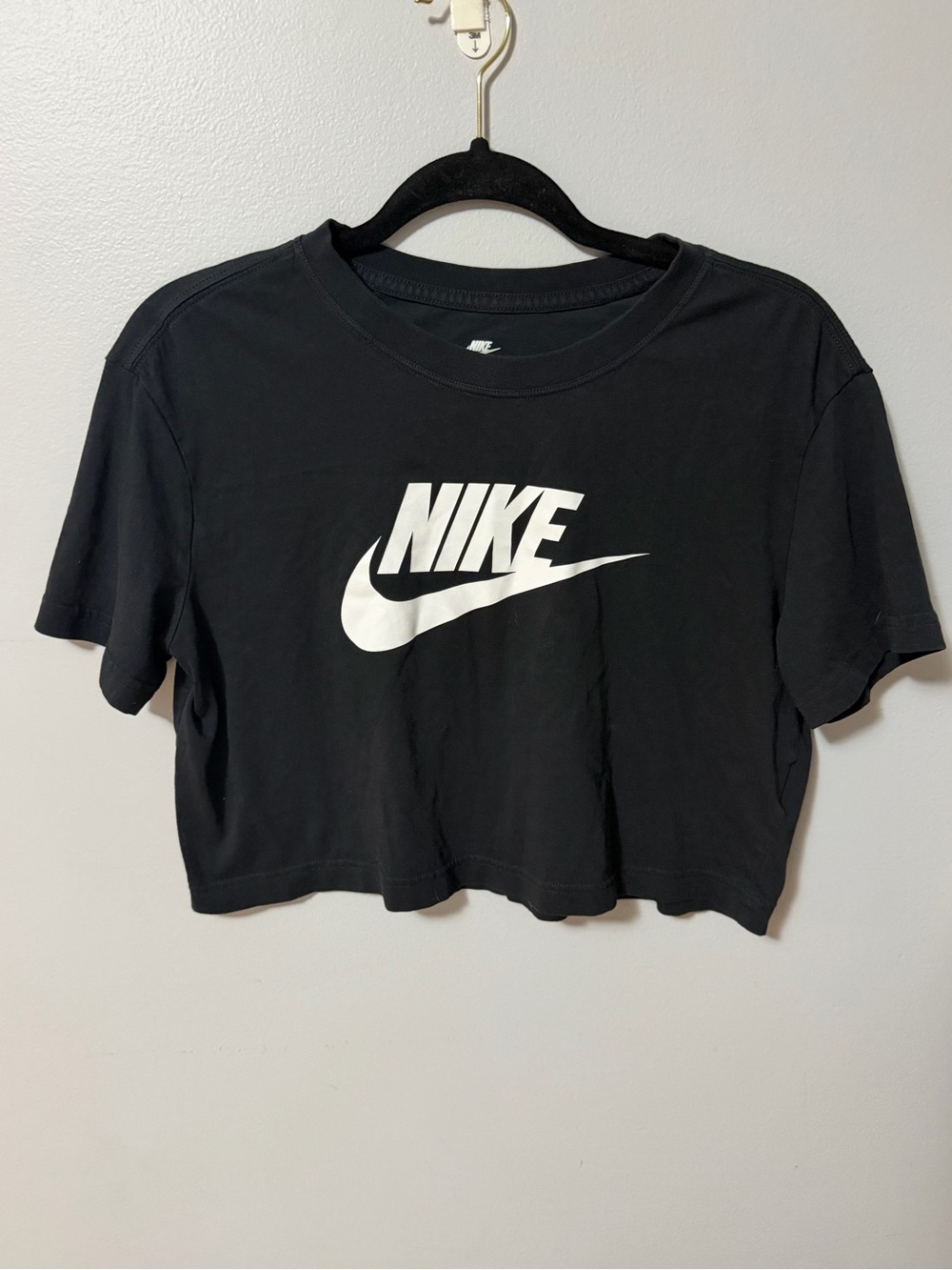 Nike The Nike Tee Cropped Loose Fit Black Graphic T Shirt Women’s Small